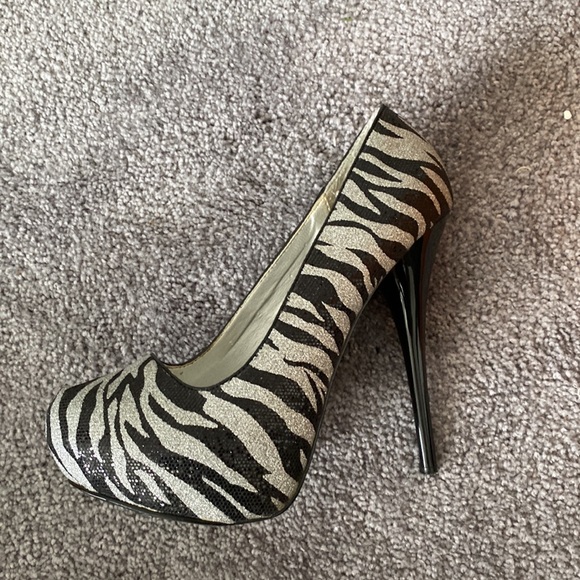 Sparkly zebra high heels - Picture 3 of 5